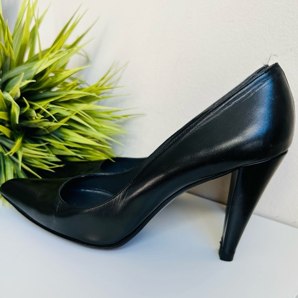 Stuart Weitzeman | Classic Leather Pumps - Picture 2 of 16